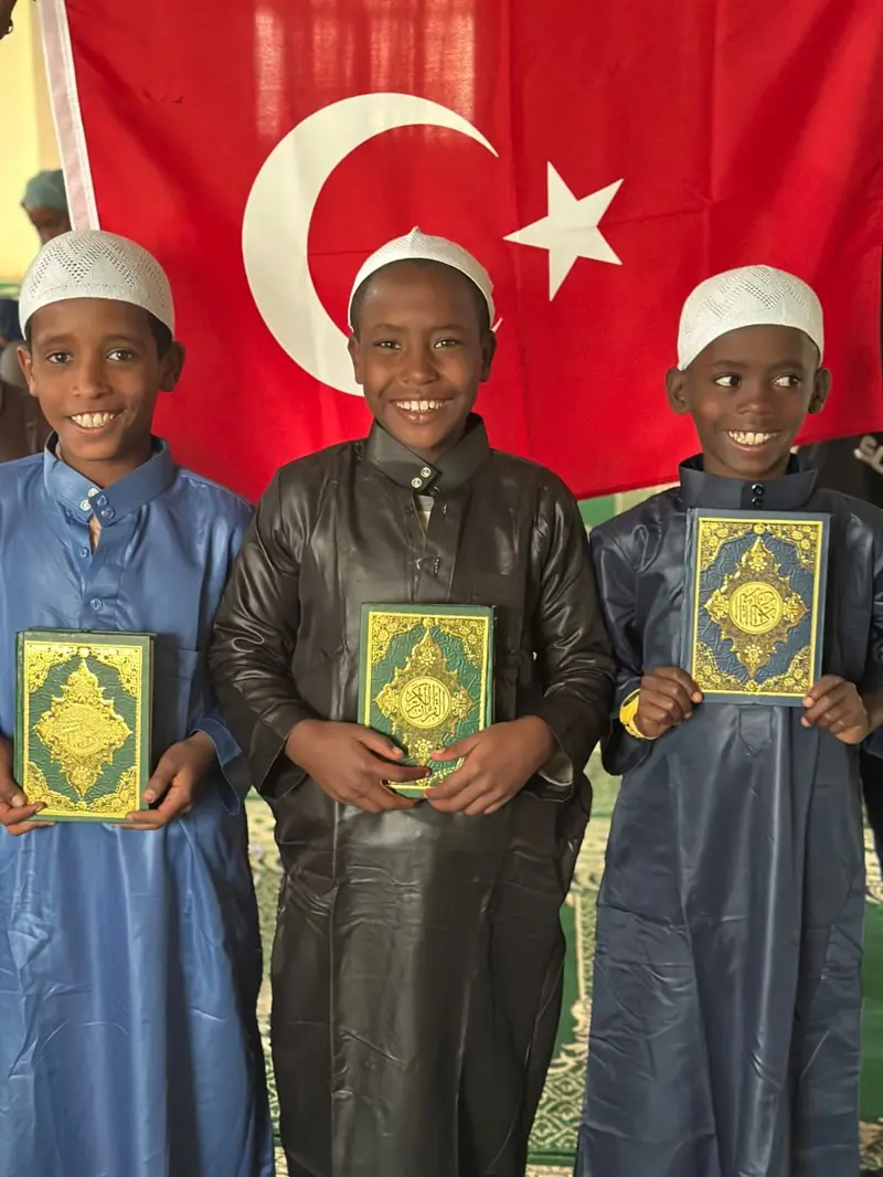 Kur'an-ı Kerim dağıtımı