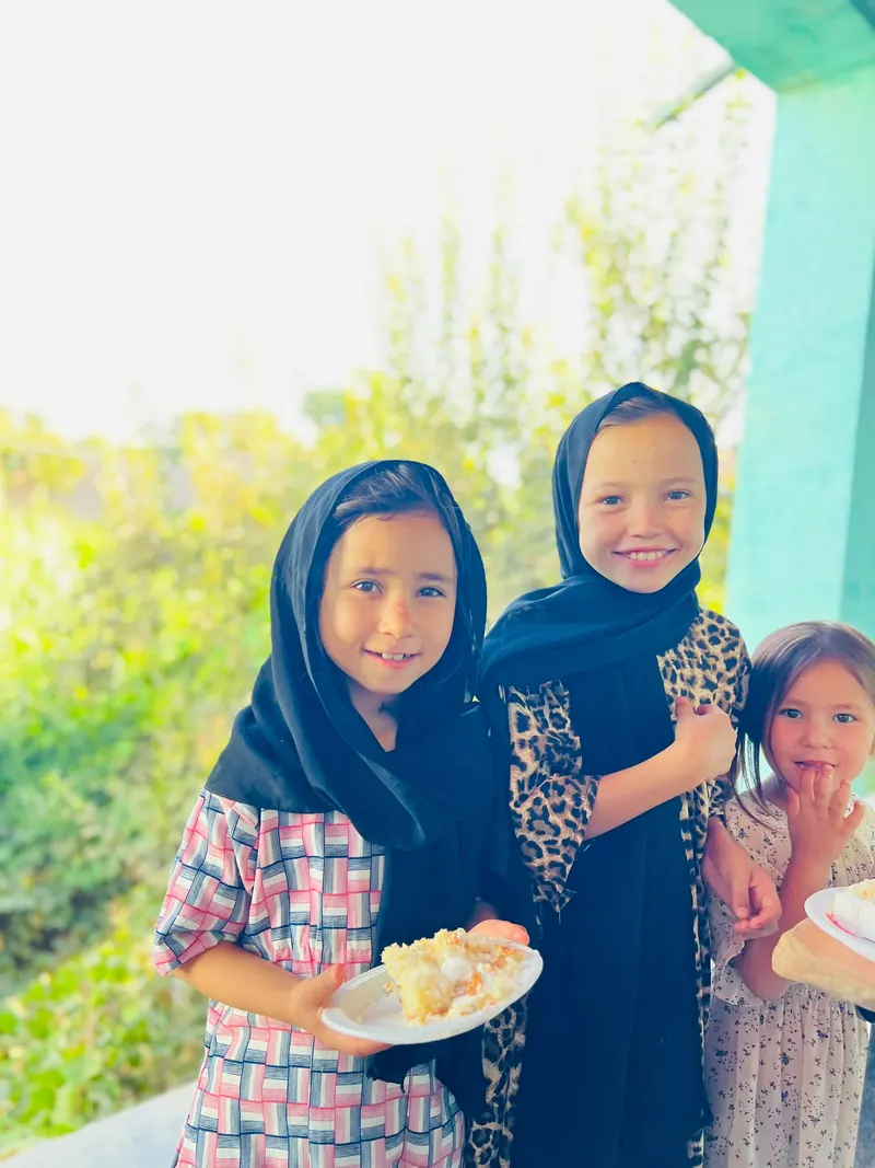 Yetimlere pasta ikramı, Afganistan