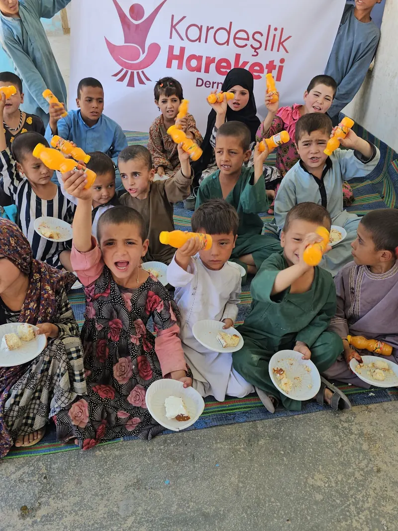 Yetimlere pasta ikramı, Afganistan